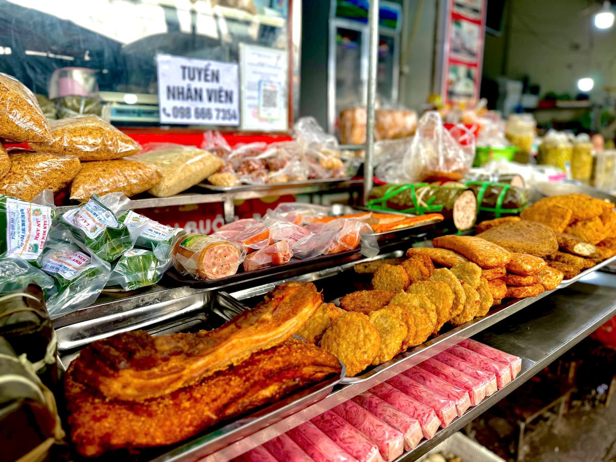 Giá lợn hơi tăng liên tục tạo áp lực lớn lên các mặt hàng thịt nguội, giò, chả... Ảnh: TB