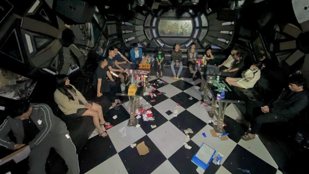 Nhóm 13 người bị bắt quả tang đang sử dụng ma túy tại quán karaoke Đức Phúc.