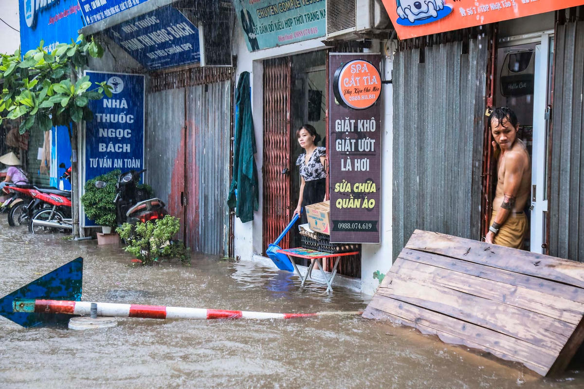 Công ty TNHH một thành viên Thoát nước Hà Nội cũng đã cho mở các cửa phai của các hồ điều hòa; vận hành hợp lý các trạm bơm: Yên Sở, Đồng Bông 1, Đồng Bông 2, Cổ Nhuế... để hạ mức nước trên hệ thống.