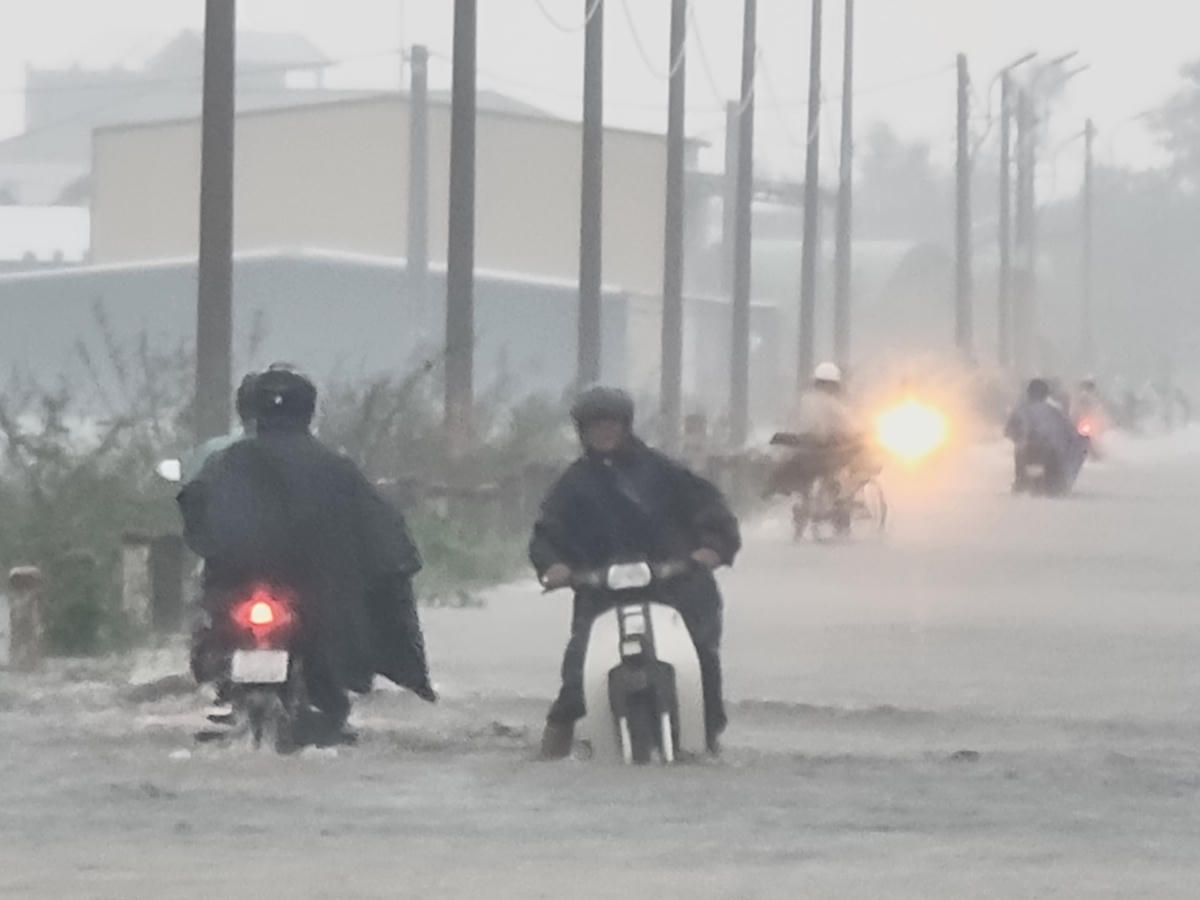 Tuyến đường đi về hướng cầu ngói Thanh Toàn (thuộc xã Thuỷ Thanh, thị xã Hương Thuỷ, tỉnh Thừa Thiên - Huế) bị ngập sâu, giao thông đi lại rất khó khăn.