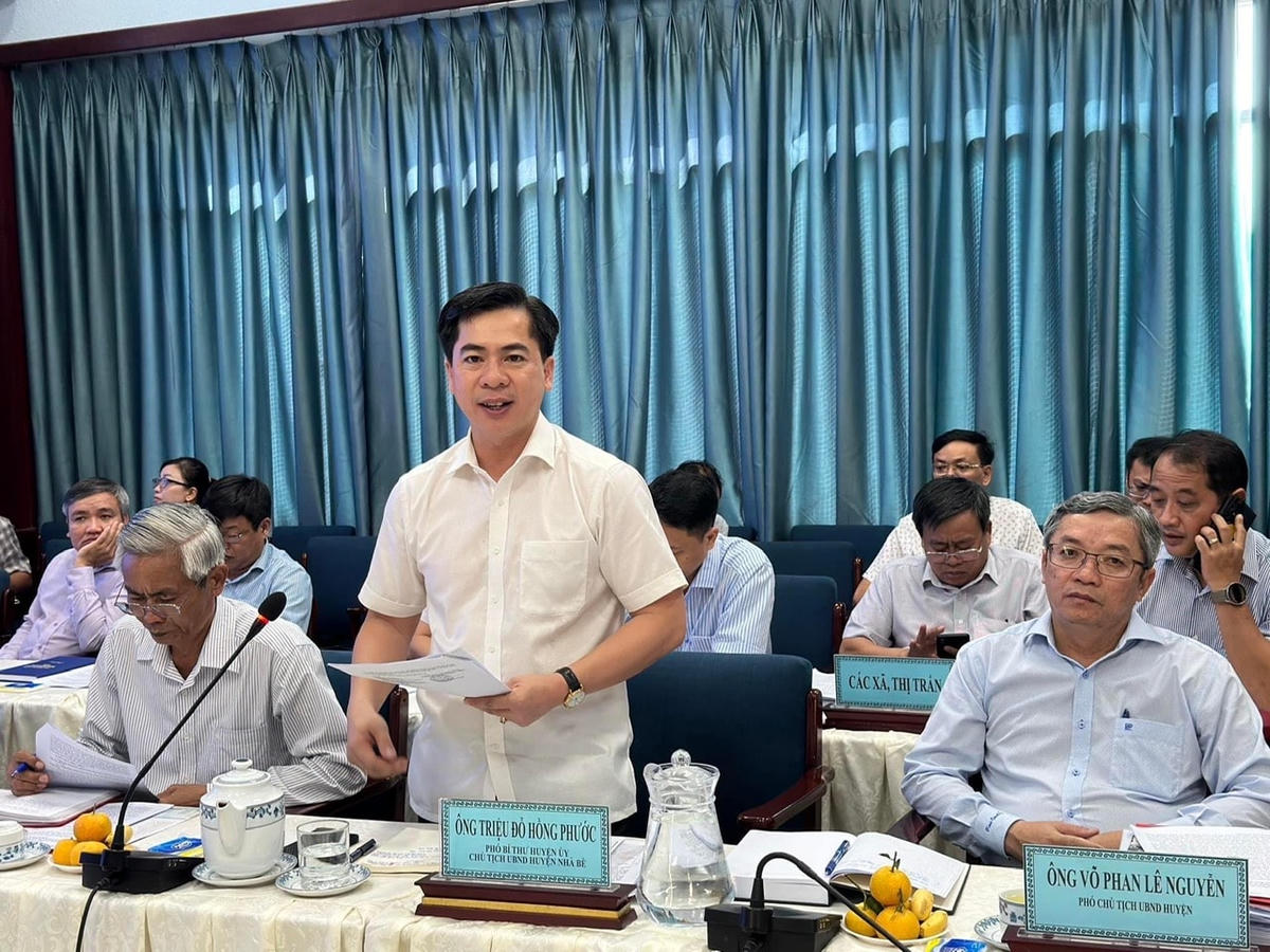 Ông Triệu Đỗ Hồng Phước, Chủ tịch UBND huyện Nhà Bè báo các các nội dung giám sát.