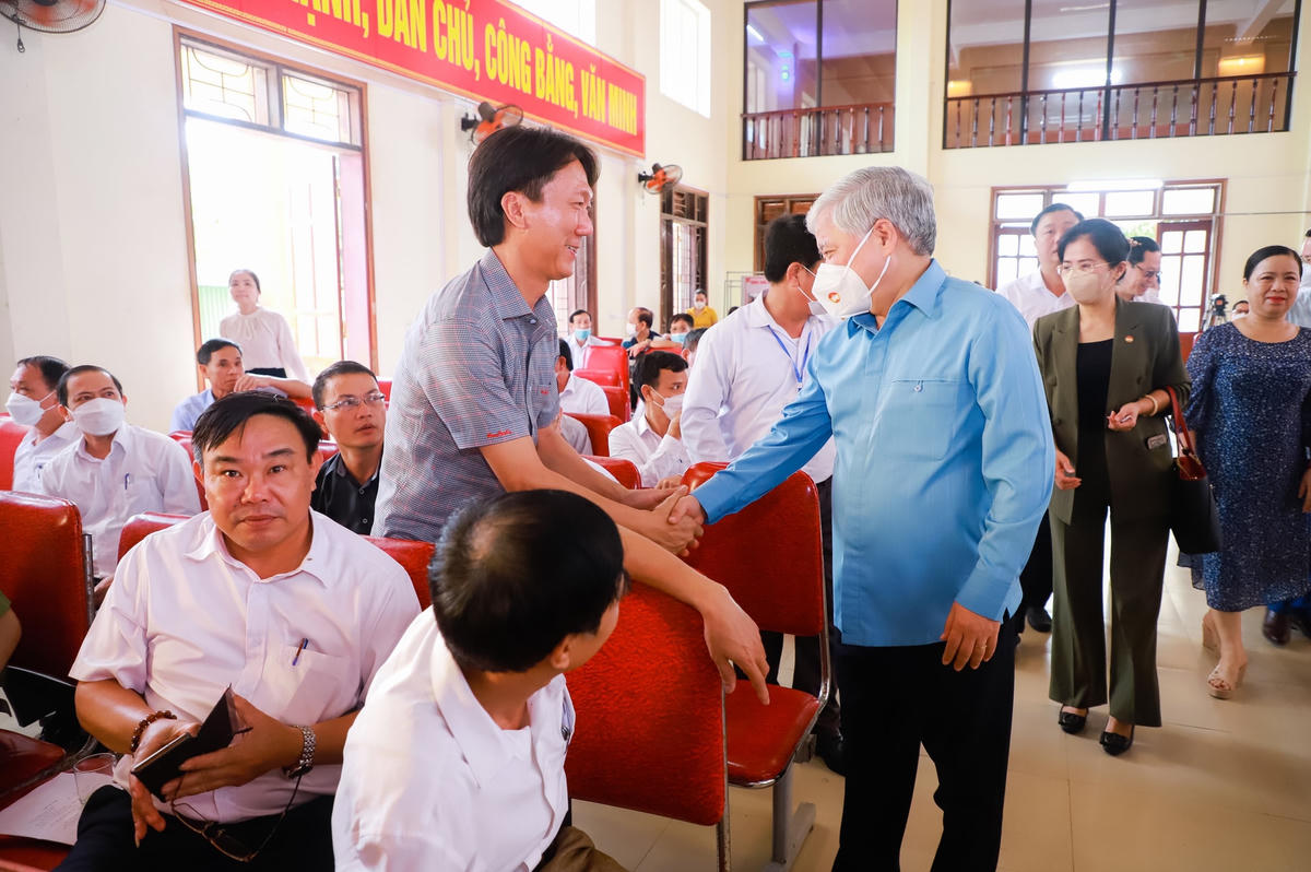 Bí thư Trung ương Đảng, Chủ tịch UBTƯ MTTQ Việt Nam Đỗ Văn Chiến trò chuyện với cử tri.