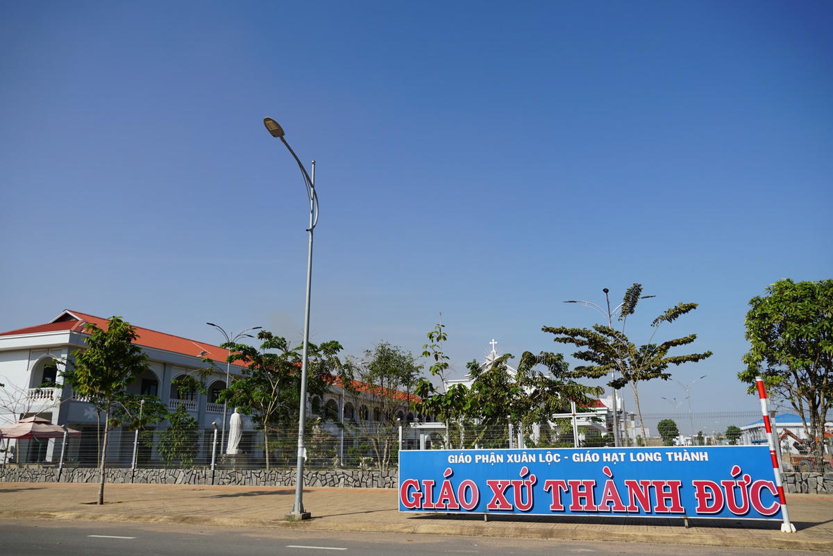 Giáo xứ Thành Đức ở trong khu TĐC Lộc An -Bình Sơn cơ bản đáp ứng sinh hoạt tôn giáo cho bà con giáo dân nơi đây. Ảnh: Mạnh Thìn.