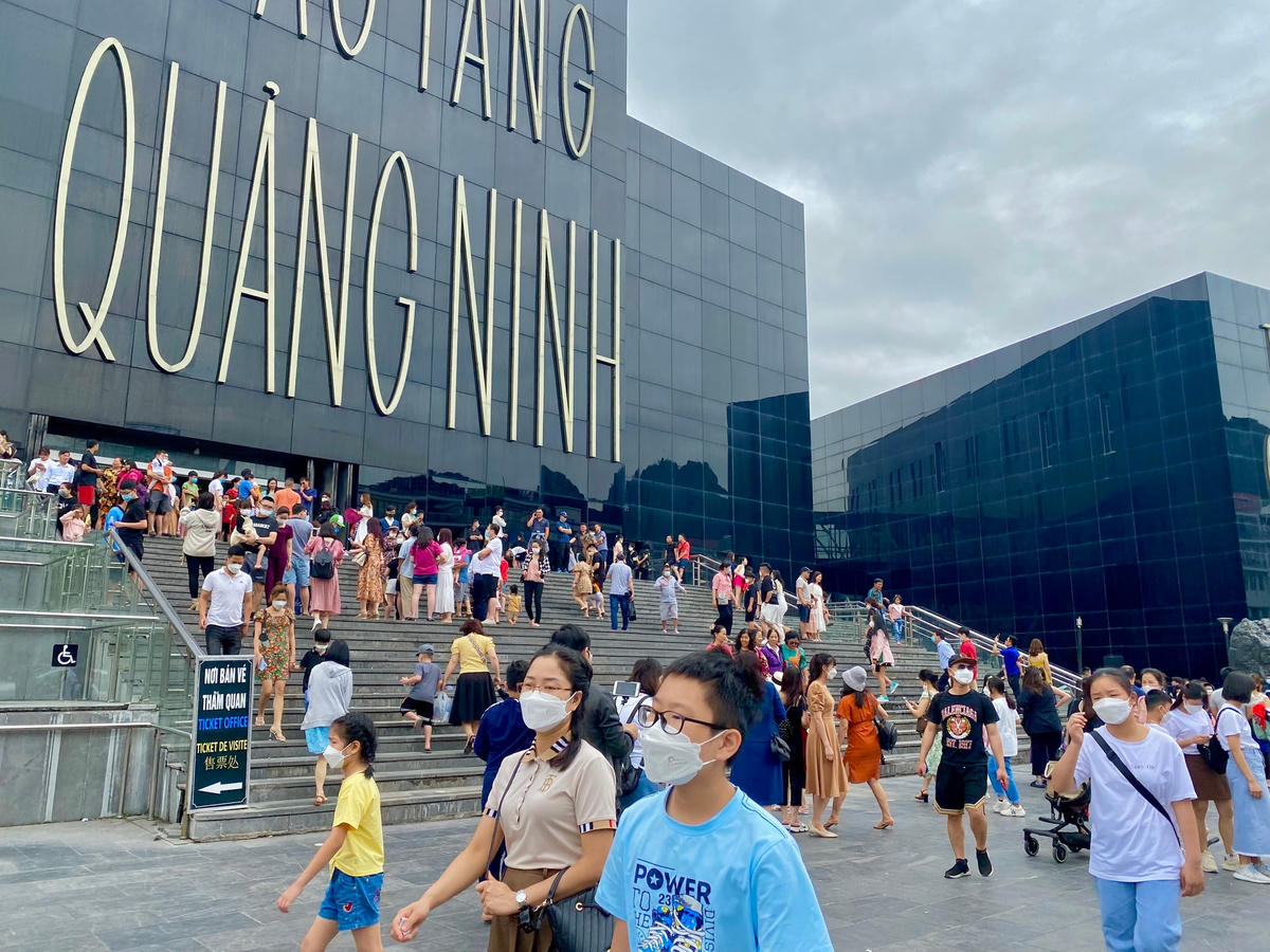 Bảo tàng Quảng Ninh vẫn tấp nập khách tham quan trong sáng ngày hôm nay.