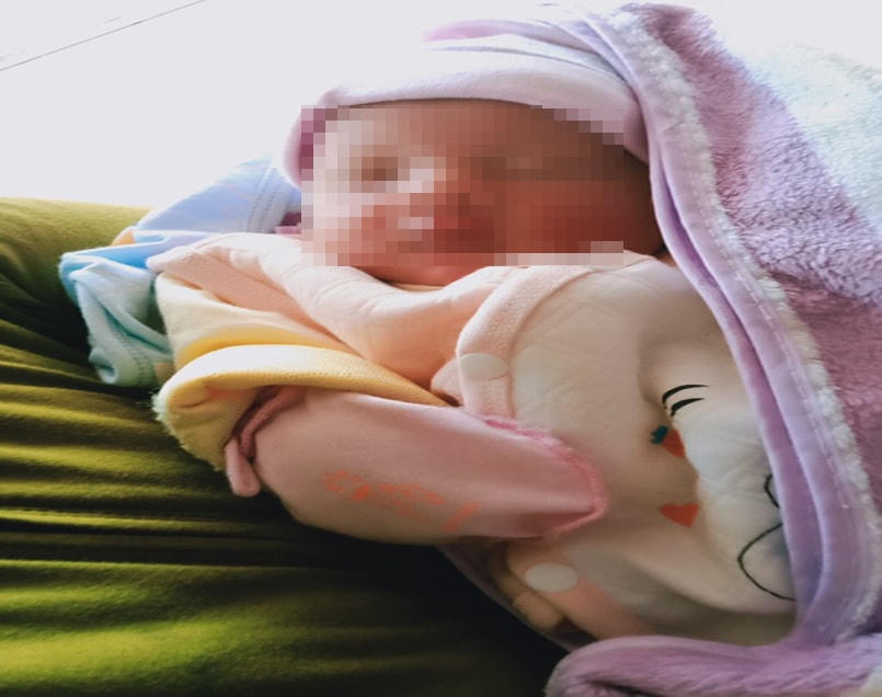 Cháu bé bị bỏ rơi trước trạm bưu điện.