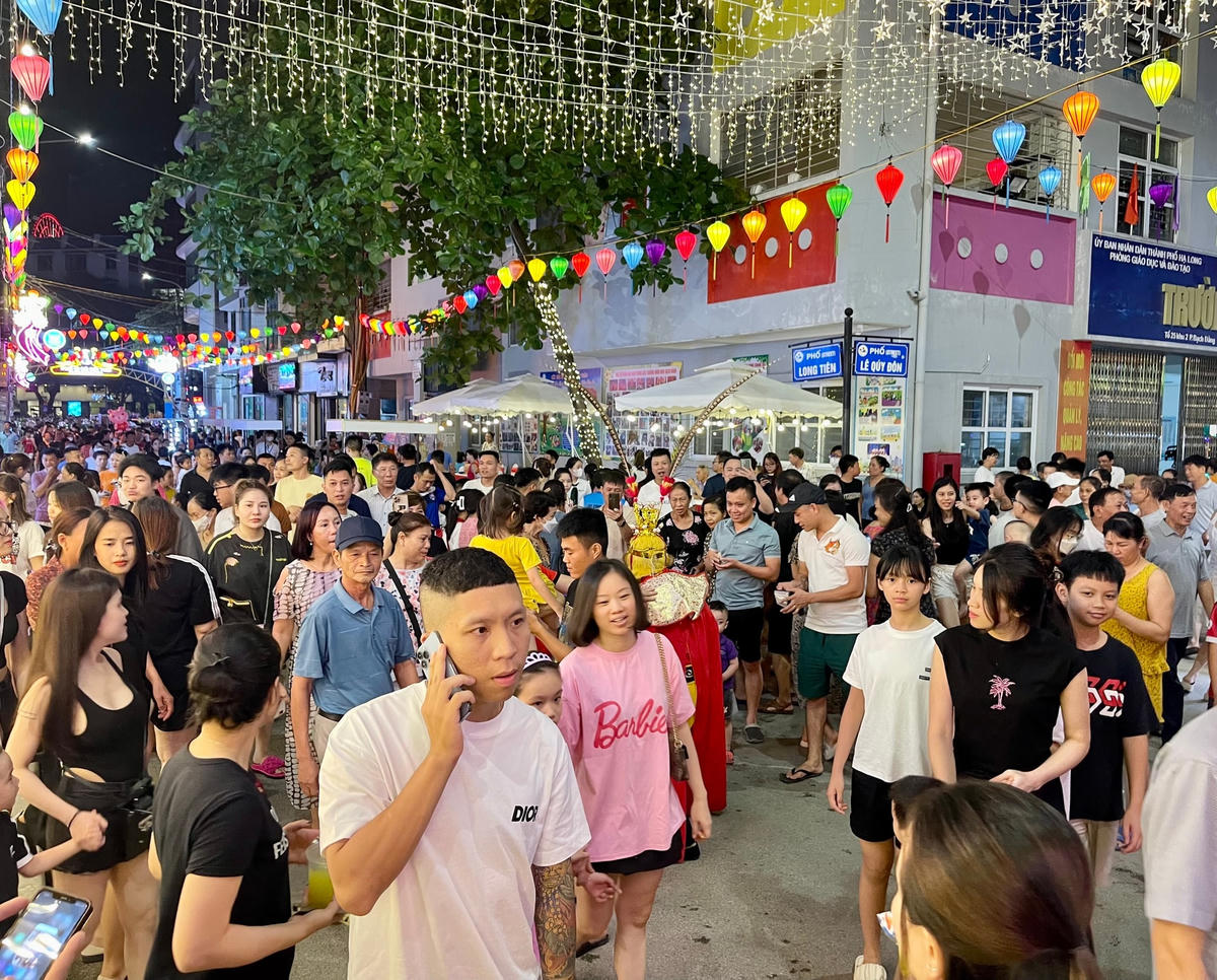 Phố đi bộ Bài Thơ dài khoảng 400 m, qua 2 phố Long Tiên và Lê Quý Đôn (thuộc phường Bạch Đằng, TP Hạ Long). Thời gian hoạt động của phố đi bộ Bài Thơ là từ 18h đến 24h các ngày thứ 6, thứ 7 hàng tuần và các ngày nghỉ Lễ, Tết trong năm.  