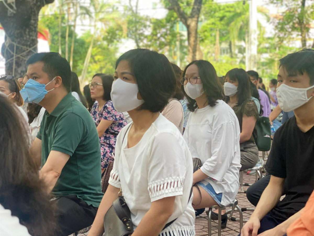 Buổi tư vấn thu hút sự quan tâm của hàng trăm phụ huynh và học sinh trúng tuyển vào lớp 10 Trường THPT Yên Hòa.