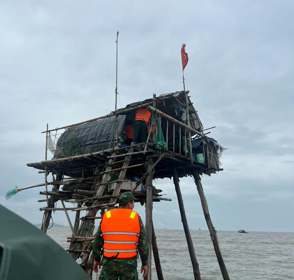 Lực lượng chức năng tiến hành cưỡng chế hộ nuôi ngao vi phạm.