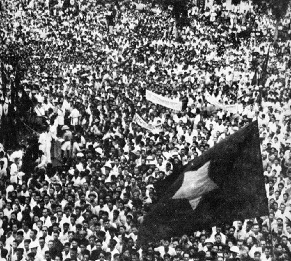 Hà Nội trong Tổng khởi nghĩa tháng 8/1945. Ảnh tư liệu.