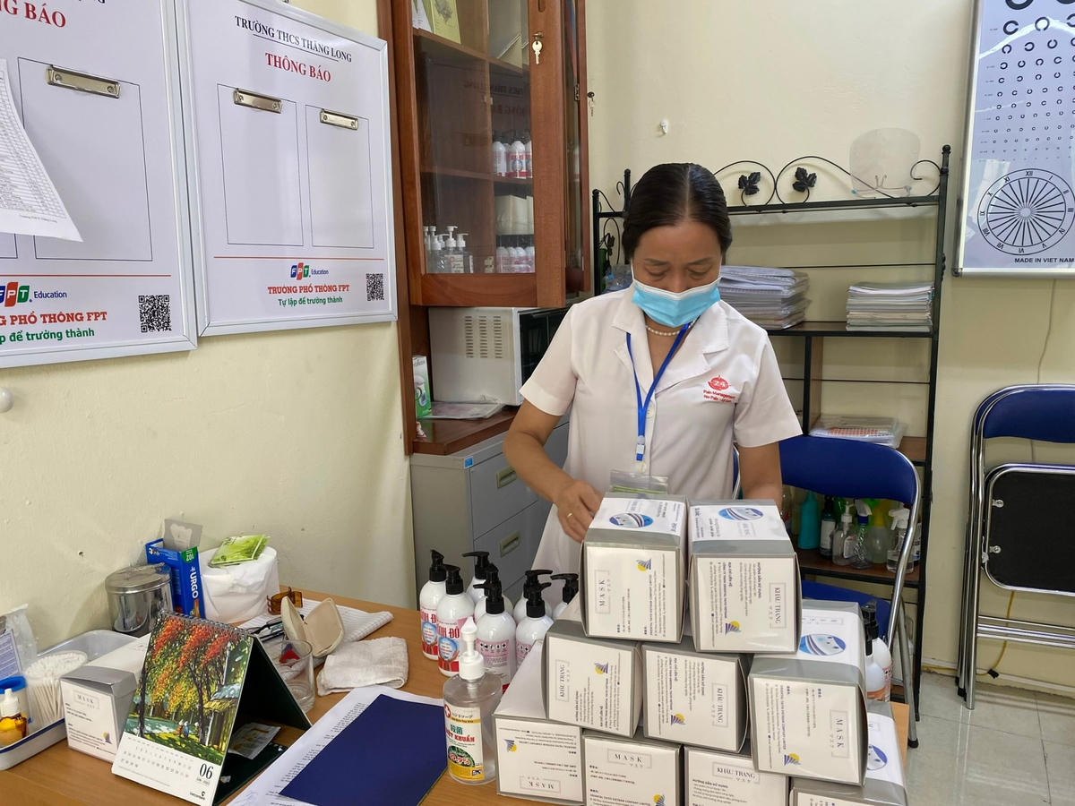 Năm nay để chuẩn bị cho kỳ thi trong điều kiện dịch bệnh, tại các điểm thi bố trí các điều kiện, thiết bị y tế bảo đảm phòng chống dịch. Ghi nhận của phóng viên, tại điểm thi Trường THCS Thăng Long, mỗi phòng thi đều được bố trí khẩu trang, nước rửa tay.