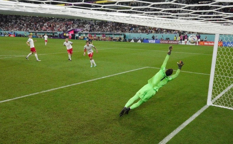 Mbape tung cú sút ghi bàn nâng tỷ số 2-0 cho tuyển Pháp.