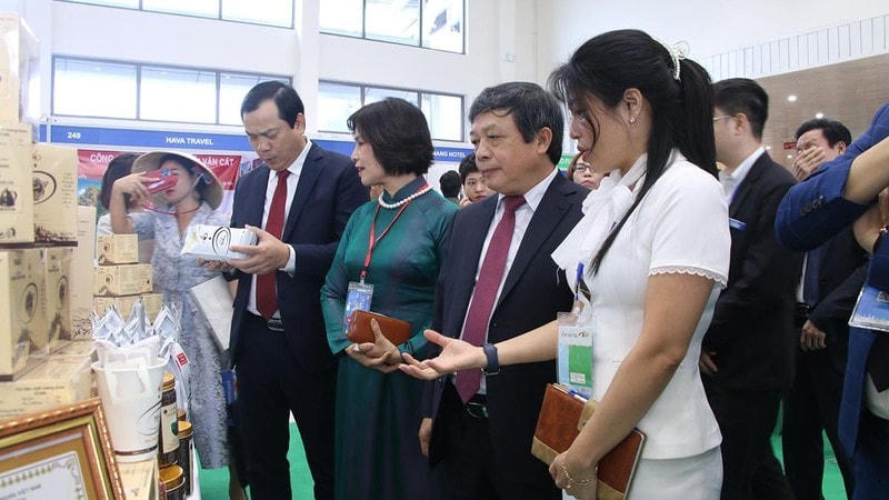 Khách tham quan gian hàng tại Hội chợ.