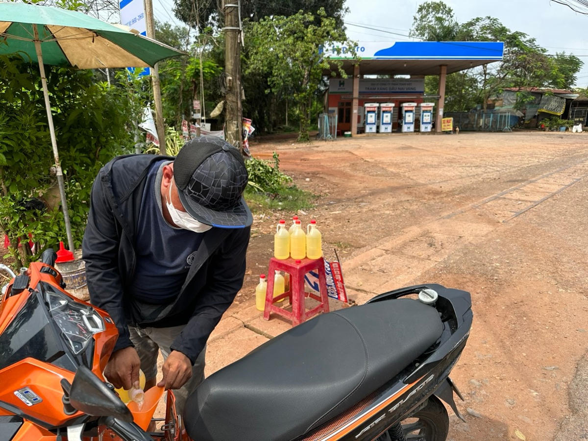 Trong khi cây xăng Nai Vàng, xã Bắc Sơn, huyện Trảng Bom đóng cửa hết hàng thì xăng lẻ vẫn bán đều đều trước cây xăng này. Ảnh: Mạnh Thìn.