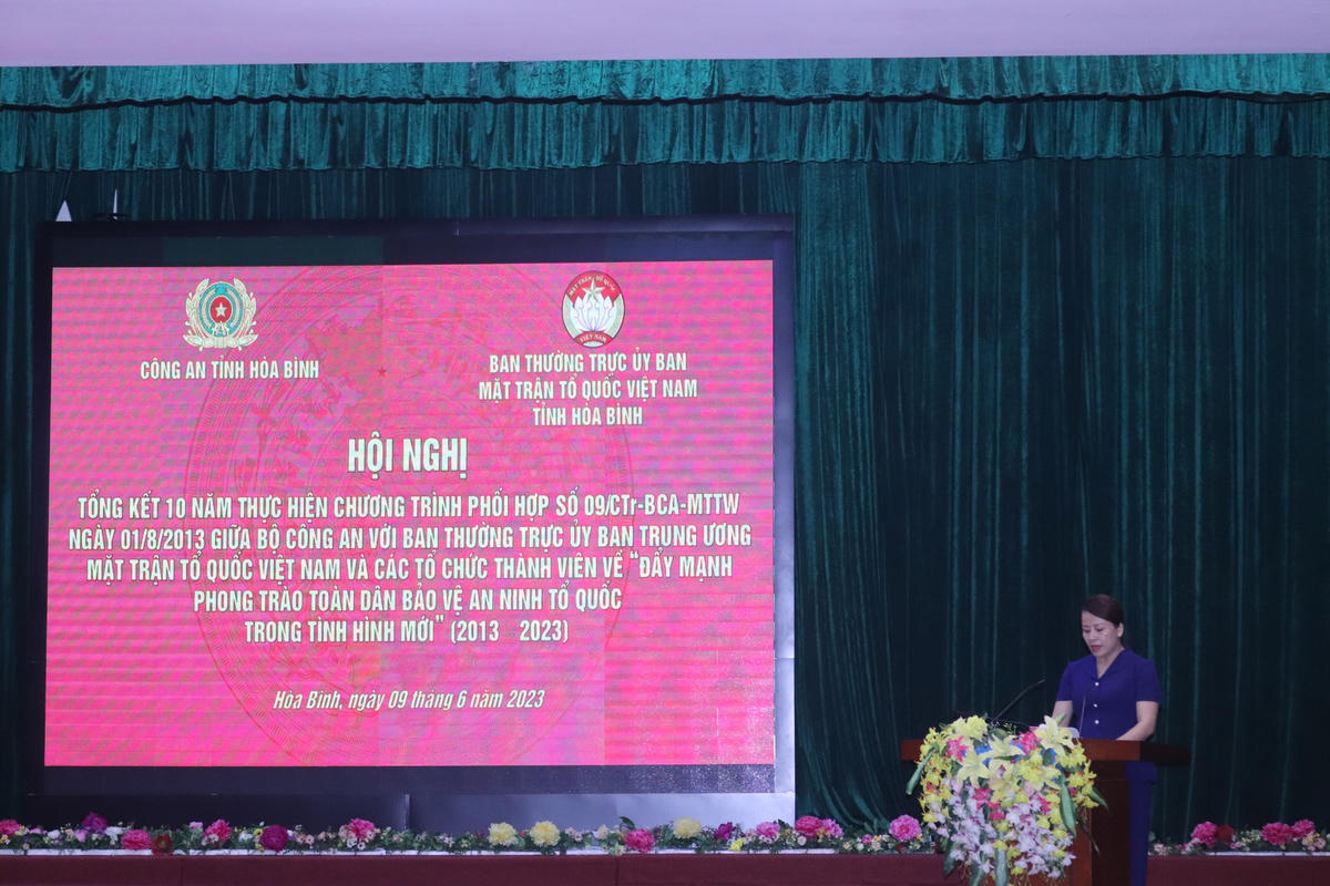 Đại diện Ủy ban MTTQ TP Hòa Bình tham luận ý kiến tại hội nghị.