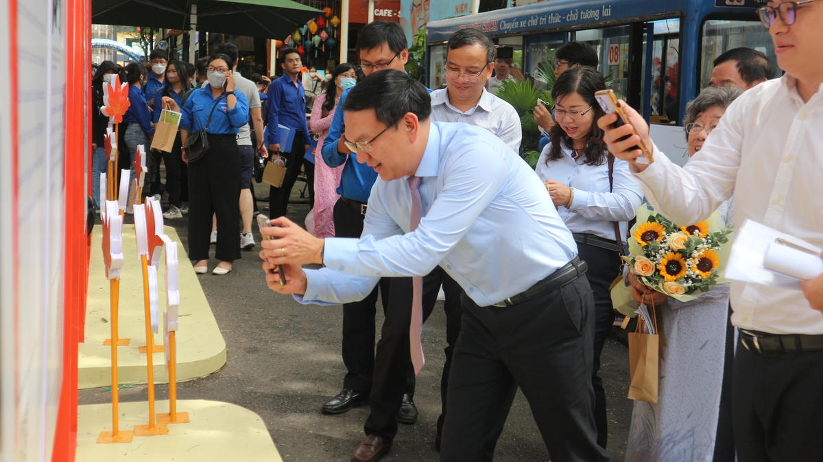 Lãnh đạo Sở TTTT TP HCM tại sự kiện hướng đến kỷ niệm 100 năm Ngày sinh cố Thủ tướng Chính phủ Võ Văn Kiệt (23/11/1922 - 23/11/2022) tại Đường sách TP HCM.