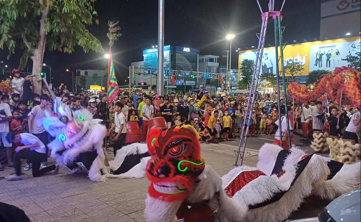 Các đội lân chuẩn bị trình diễn.