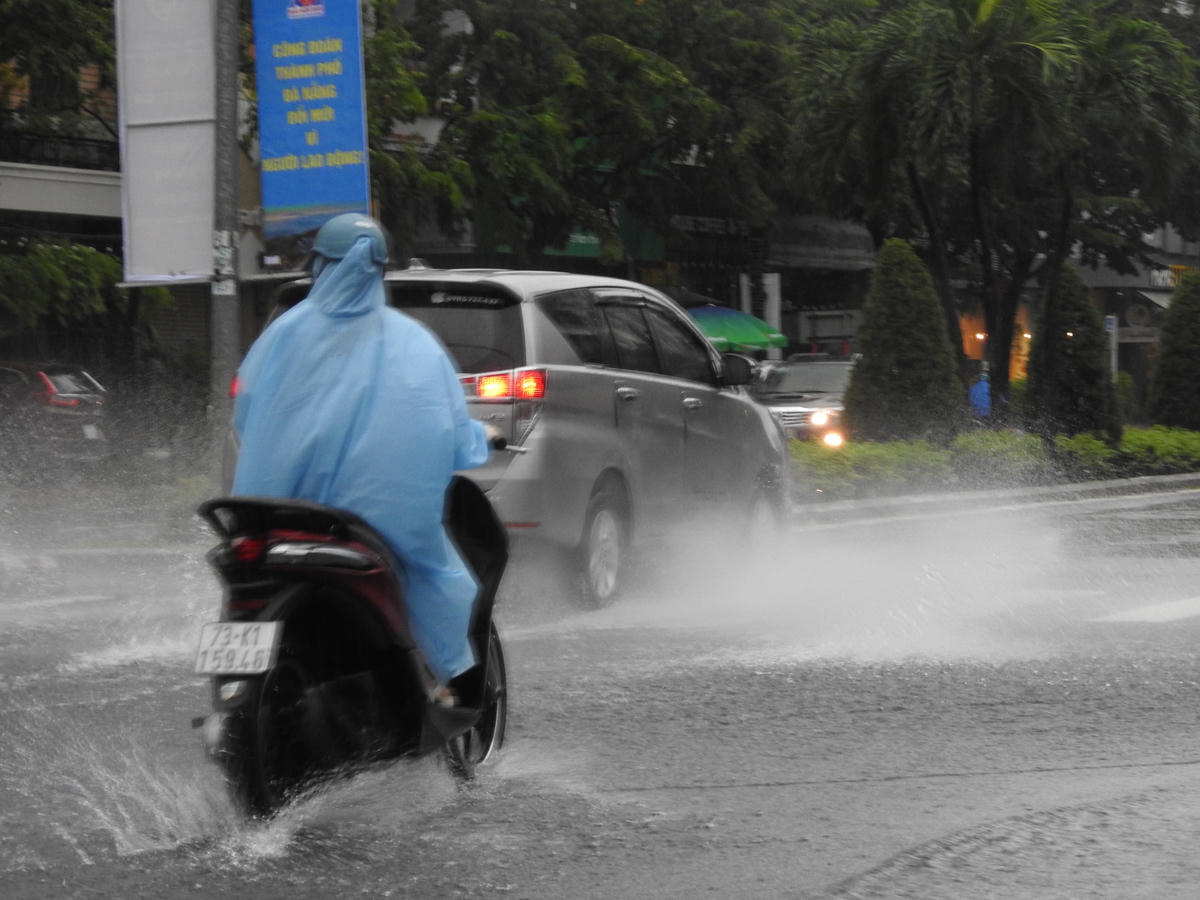 Mưa to xuất hiện trở lại ở Đà Nẵng sáng 17/10. Ảnh: Thanh Tùng.