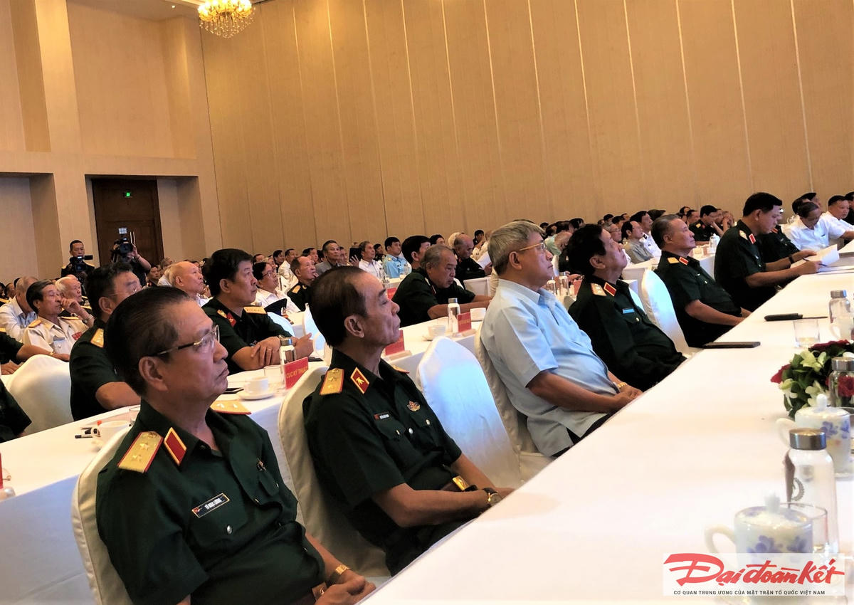 Đại biểu tướng lĩnh, cán bộ cao cấp Quân đội nghỉ hưu, nghỉ công tác trên địa bàn quân khu 7 tại buổi gặp mặt. (Ảnh: Hồng Phúc).