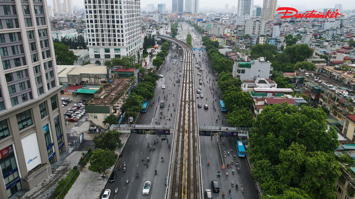Ông Trần Hữu Bảo - Phó Giám đốc Sở GTVT TP Hà Nội cho biết: “Đường Nguyễn Trãi có mật độ người dân tham gia giao thông đông đúc, nhiều đường giao cắt dẫn đến tình trạng thường xuyên xảy ra ùn tắc vào giờ cao điểm. Để giải quyết vấn đề này, chúng tôi đã nghiên cứu, lấy ý kiến của người dân cũng như các lực lượng chức năng, tiến hành tổ chức lại giao thông trên tuyến đường bằng cách lắp đặt dải phân cách cứng tách riêng ô tô và xe máy”.