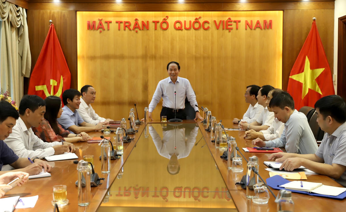 Phó Chủ tịch - Tổng Thư ký Lê Tiến Châu thăm, chúc mừng Ban Tuyên giáo UBTƯ MTTQ Việt Nam.