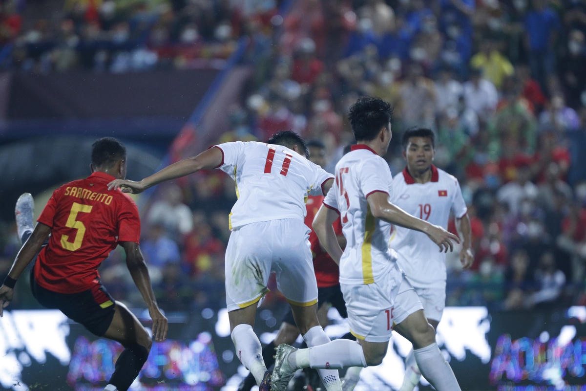 U23 Việt Nam dồn lên tấn công liên tục khi bước vào hiệp 2.