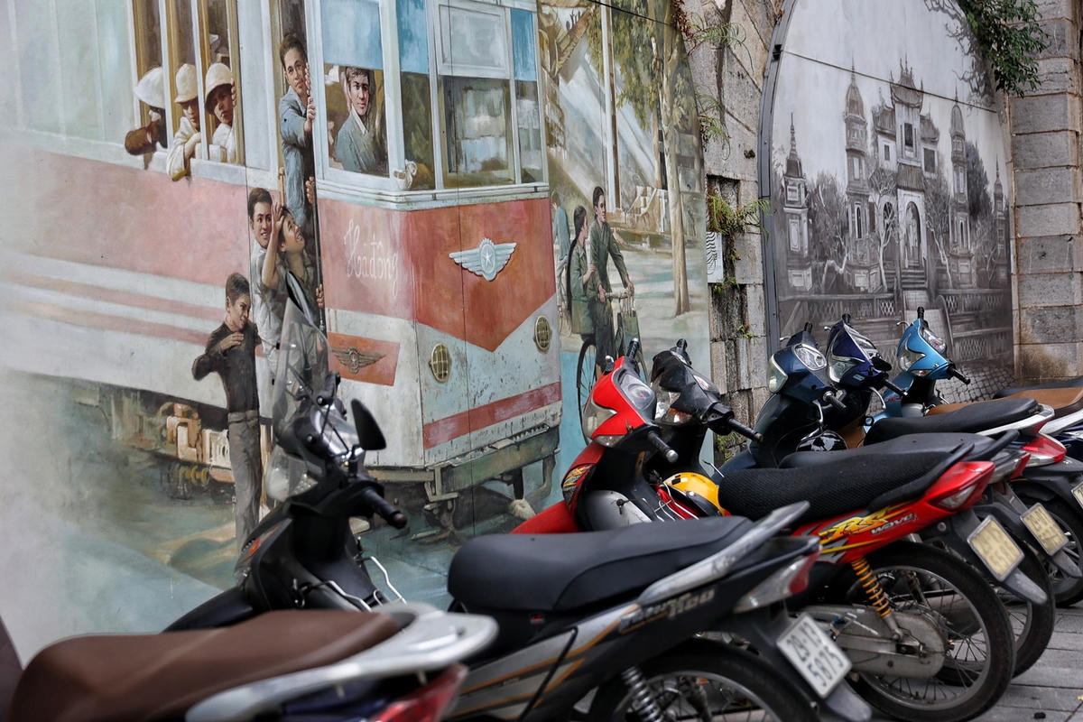 [ẢNH] Phố bích họa Phùng Hưng nhếch nhác, xuống cấp sau 5 năm hoạt động