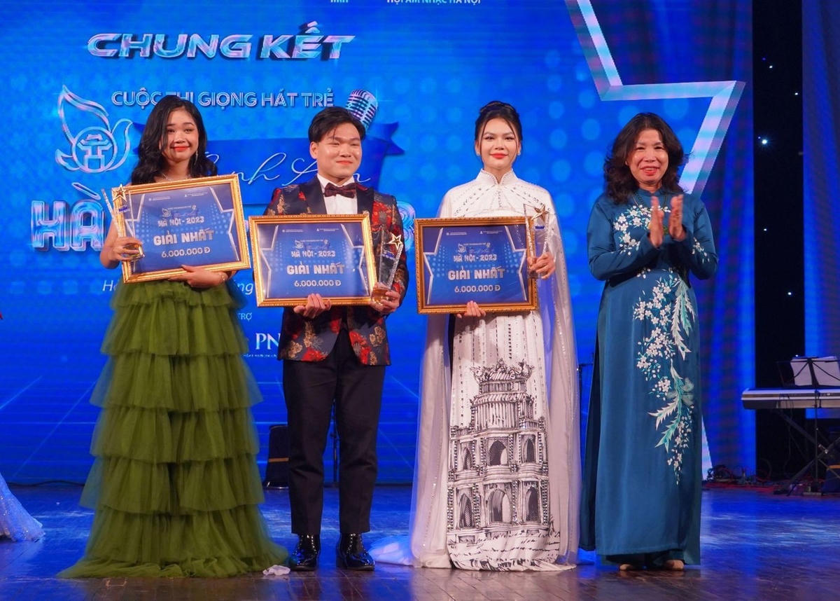 Ban tổ chức trao 1 giải Nhất, 2 giải Nhì, 3 giải Ba và 1 giải Khuyến khích cho mỗi dòng nhạc. Trong đó, giải Nhất dòng nhạc nhẹ thuộc về thí sinh Trịnh Thị Hoài Tú (Ngọc Tú Eira), với bài Đừng ngoảnh lại (Lưu Hương Giang).