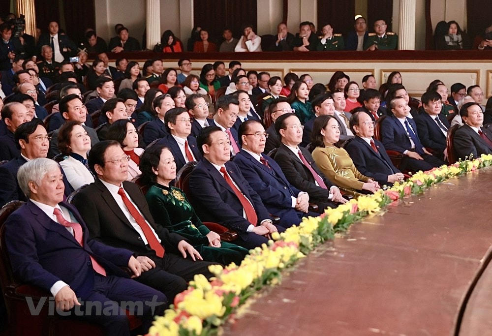 Các vị lãnh đạo Đảng, Nhà nước, bộ, ban, ngành tham dự lễ trao giải. Cơ quan thường trực giải (Tạp chí Xây dựng Đảng) đã nhận được tổng số 2.031 tác phẩm, trong đó có 697 tác phẩm báo in, 454 tác phẩm báo điện tử, 529 tác phẩm truyền hình, 293 tác phẩm phát thanh và 58 tác phẩm ảnh báo chí. Ảnh: Vietnam+.