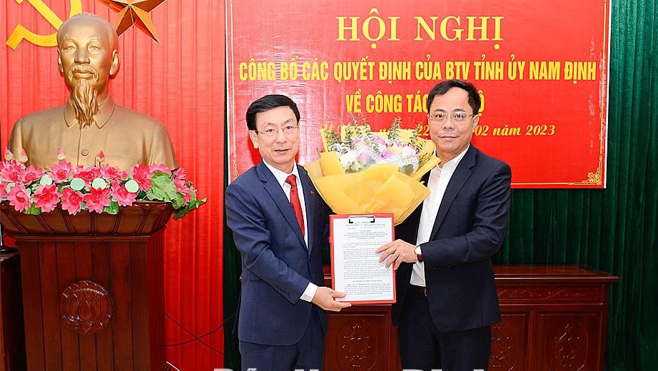 Chủ tịch UBND tỉnh Nam Định Phạm Đình Nghị (trái) trao quyết định tluân chuyển công tác tới ông Nguyễn Sinh Tiến - Phó Giám đốc Sở Nông nghiệp và Phát triển nông thôn tỉnh.