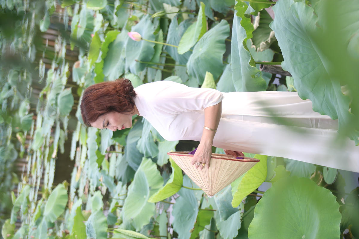 Các chủ đầm sen cũng có nhiều đạo cụ như quạt, nón, khăn... để phục vụ nhu cầu. Mức giá chụp ảnh tại đây khá đa dạng tính theo từng bộ dao động từ 300.000 - 600.000 đồng.