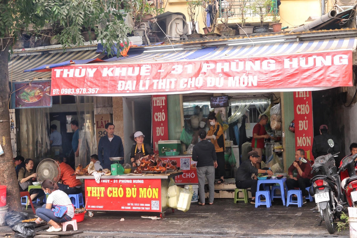Của hàng bán thịt chó trên phố Phùng Hưng ngang nhiên bày bán hàng trên vỉa hè.