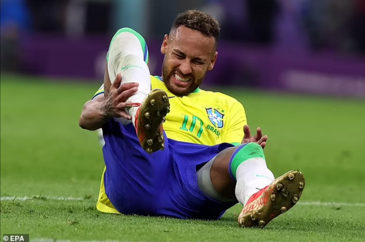 Tiền đạo Neymar đã phải tập tễnh rời sân vì chấn thương mắt cá chân trong trận gặp Serbia chỉ 11 ngày trước. Ảnh: EPA.