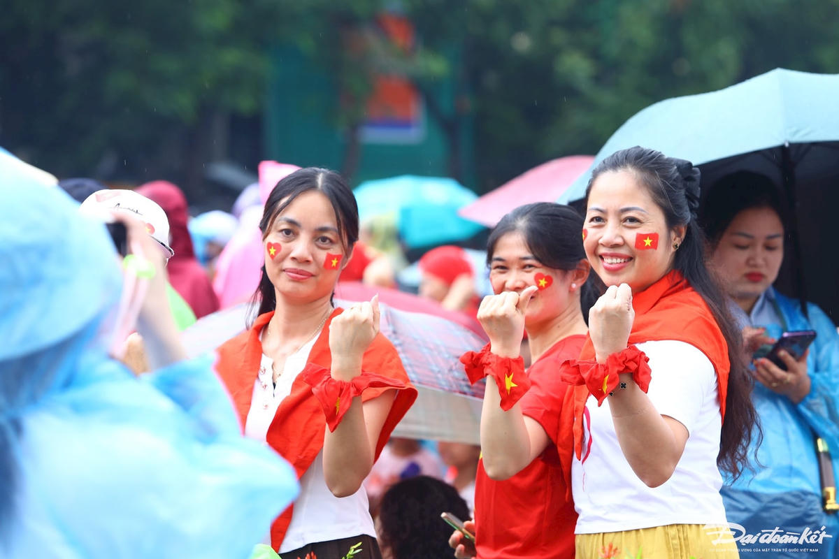 Người dân vui vẻ, chụp ảnh làm kỷ niệm khi đi xem Lễ Sơ duyệt kỷ niệm 80 năm Cách mạng tháng Tám thành công và Quốc khánh 2/9.