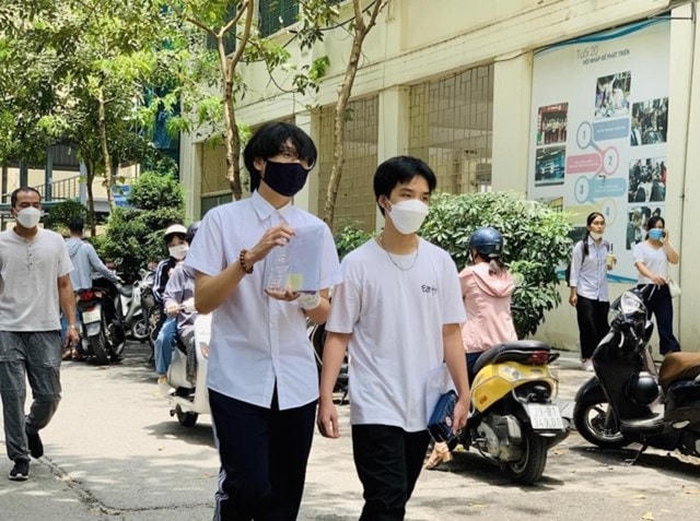 Thí sinh tham gia thi vào Trường THPT chuyên Đại học Sư phạm Hà Nội năm 2022.