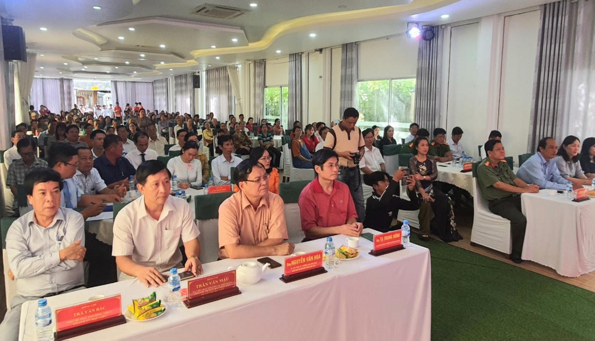Đại biểu và nhân dân khóm 1 dự Ngày hội.
