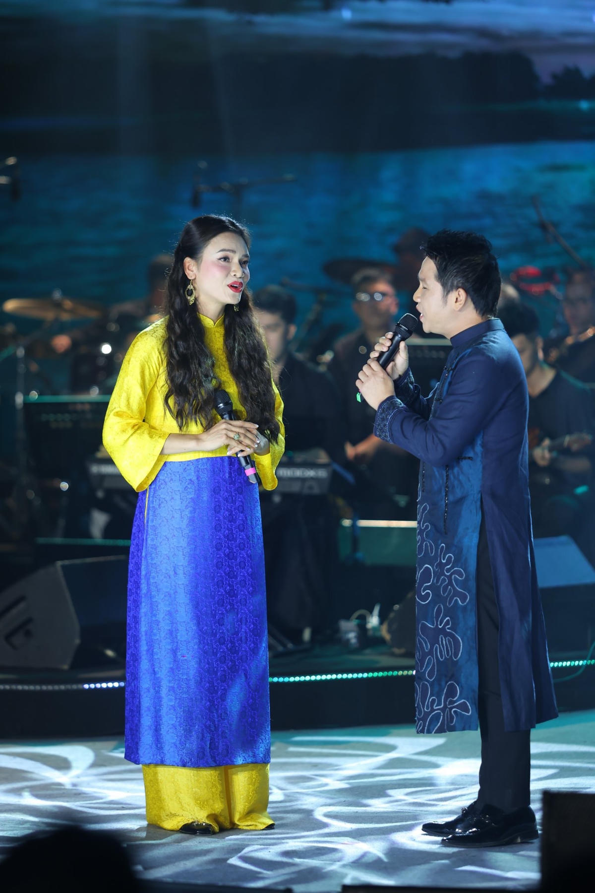 Trọng Tấn song ca cùng NSƯT Phạm Phương Thảo. 