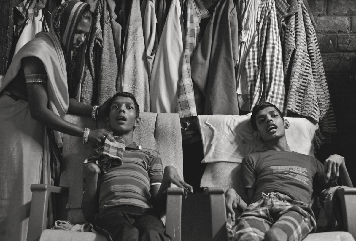 Những đứa trẻ bị dị tật do ảnh hưởng từ khí gas rò rỉ tại Ấn Độ. Ảnh: Pulitzer.