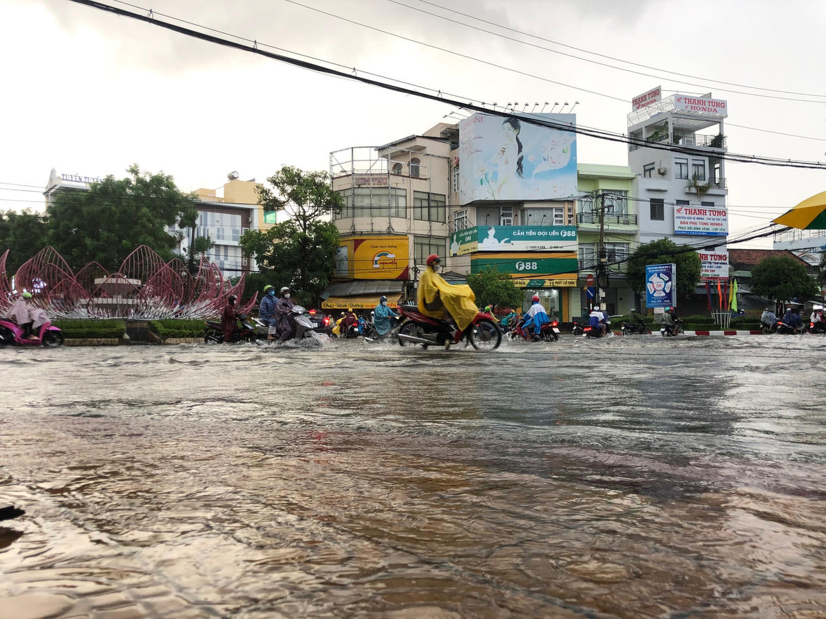 Nước ngập bủa vây ảnh hưởng không nhỏ đến sinh hoạt của người dân.