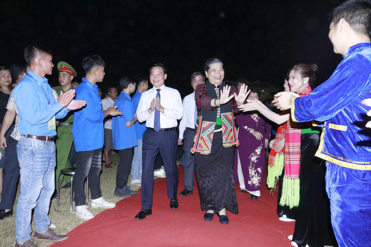 Các đại biểu đến dự Lễ hội với sự chào đón nhiệt tình của các đoàn viên thanh niên mặc các trang phục truyền thống của dân tộc. Ảnh: Ngô Hùng