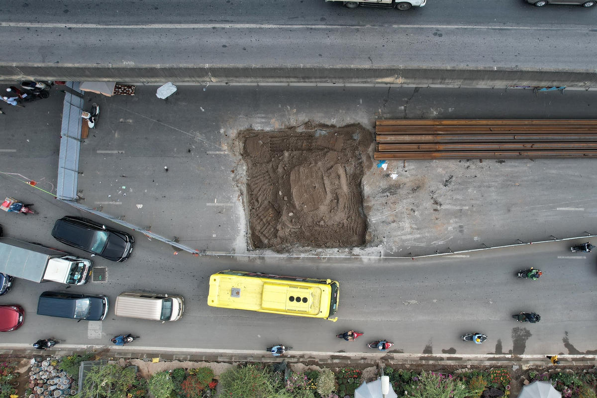 Theo người dân sống ở đây cho biết, tình trạng ùn tắc kéo dài mới diễn ra được 2 ngày từ khi 3 hàng rào tôn rộng hàng trăm mét được dựng lên.