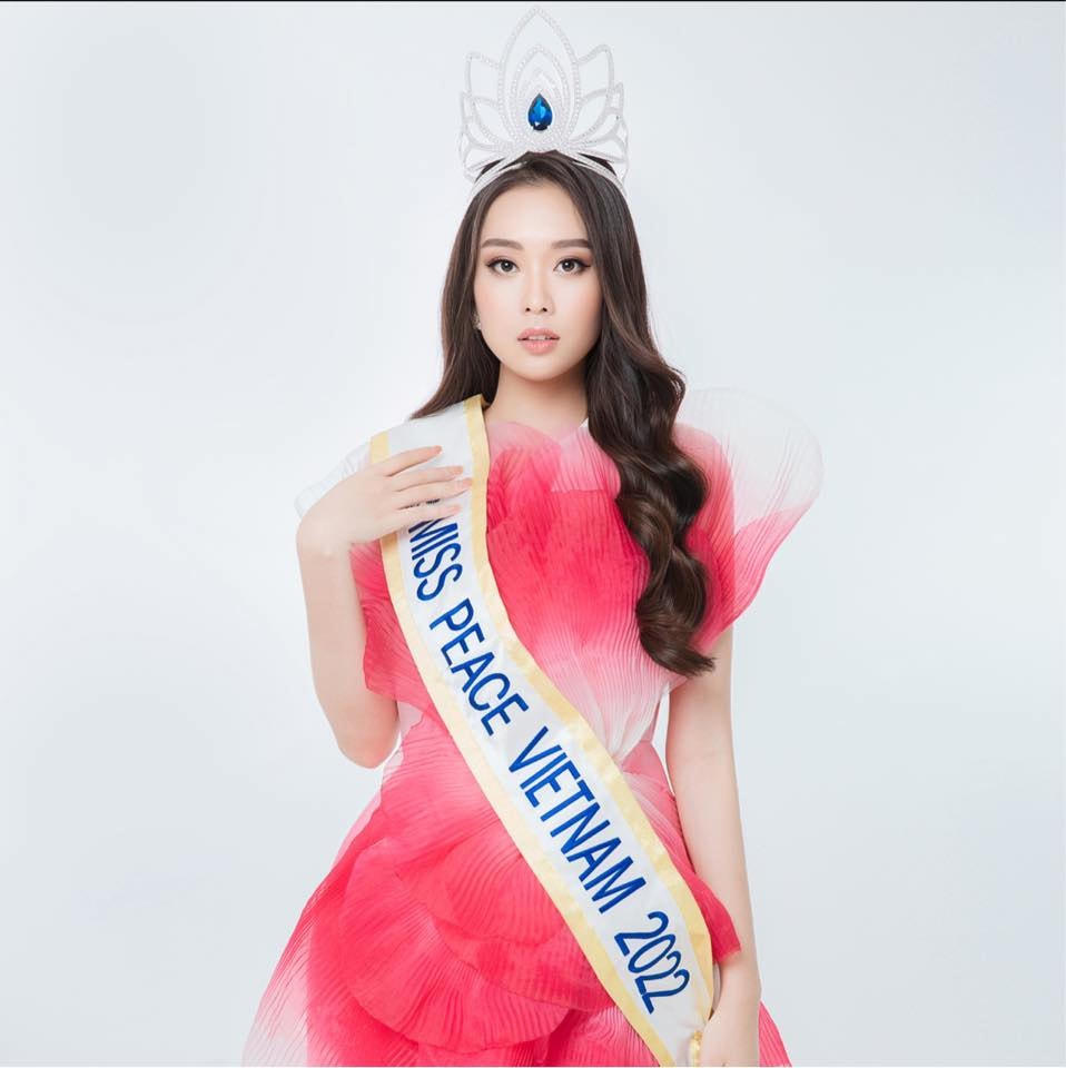 Không chỉ thông minh, xinh đẹp, Ban Mai còn gây ấn tượng vì thông thạo nhiều thứ tiếng. Ảnh: FBNV. 