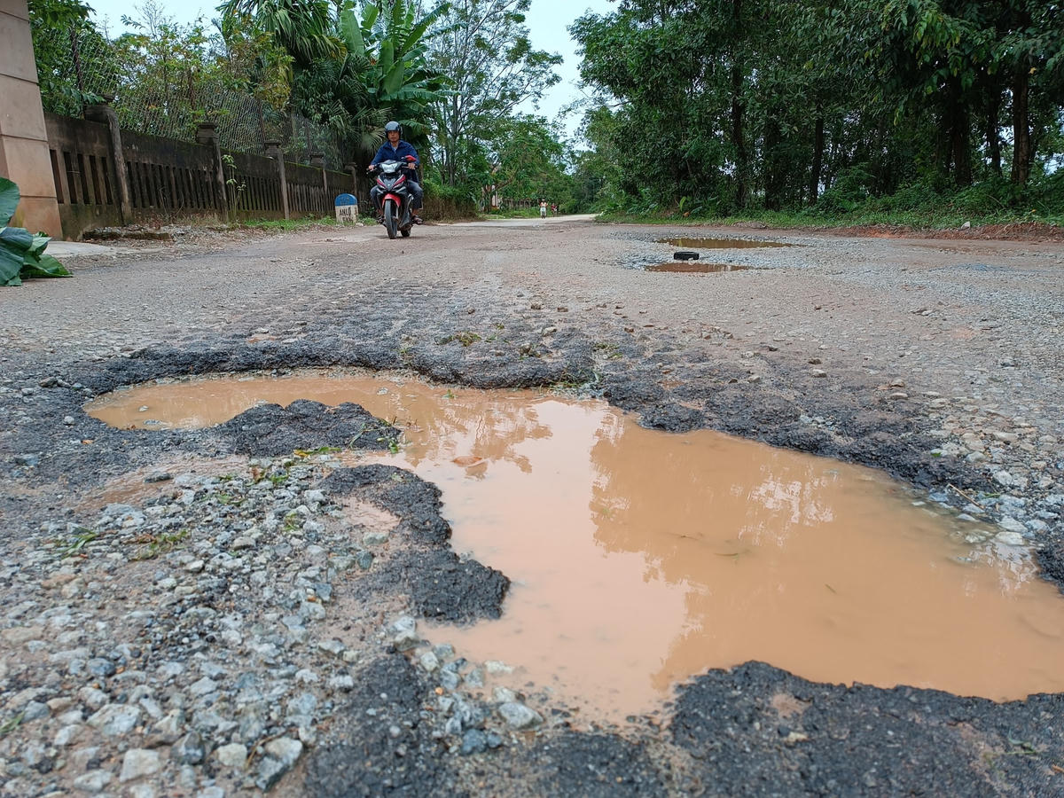 Mặt đường Tỉnh lộ 11B xuất hiện nhiều "ô voi, ô gà" khiến người dân huyện Phong Điền rất lo lắng mỗi khi lưu thông.