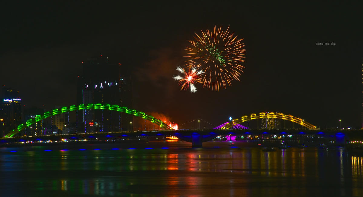 Pháo hoa của đội Pháp. Ảnh: Thanh Tùng.