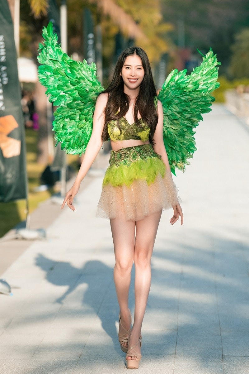 Nam Em để lộ điểm yếu catwalk trong buổi trình diễn thời trang chủ đề carnival.