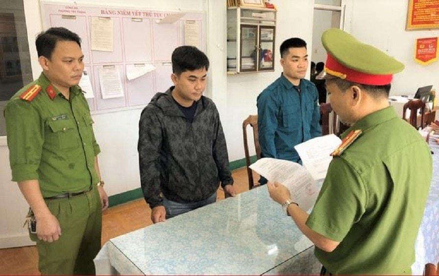 Lực lượng Công an đọc quyết định bắt Huỳnh Tấn Anh Điệp.