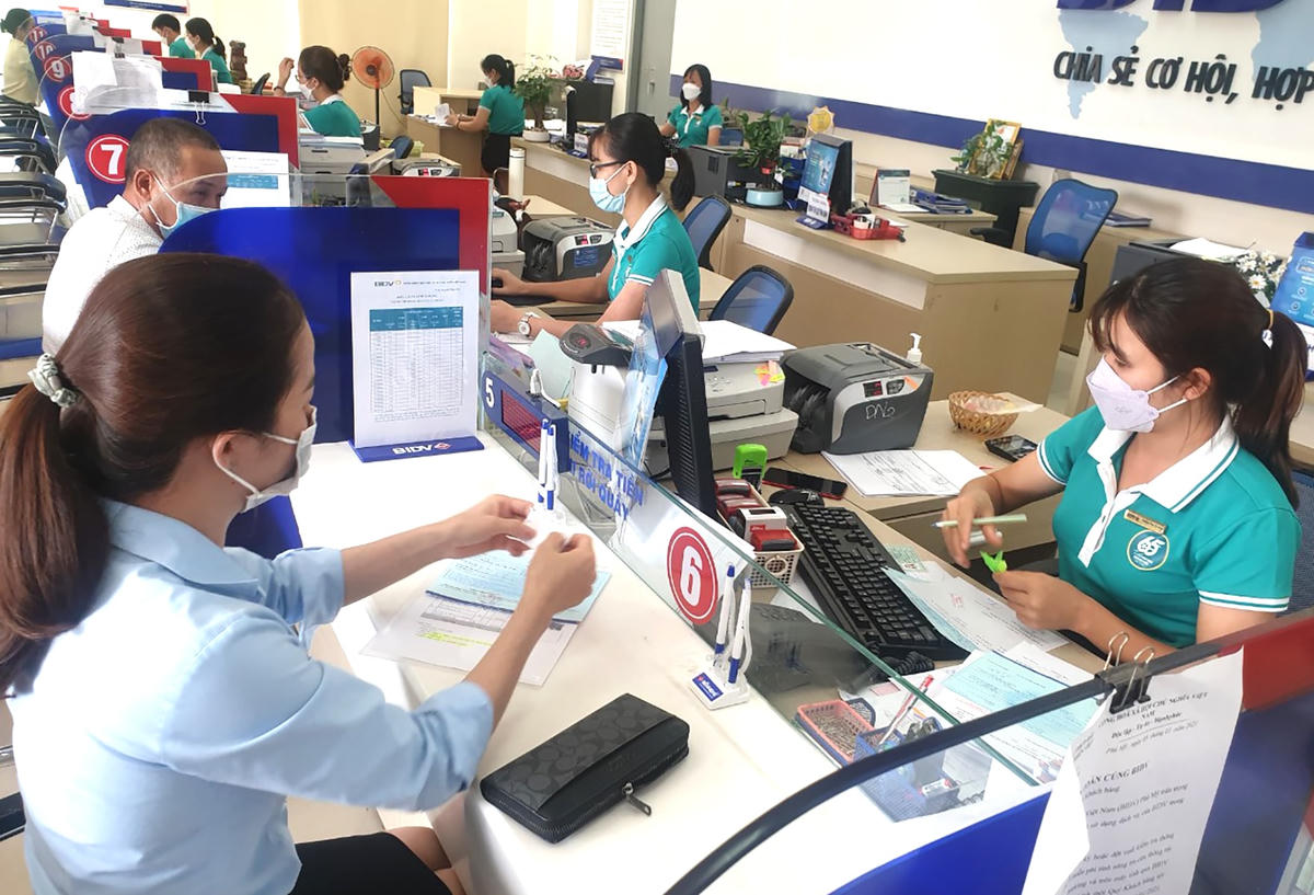 Giao dịch ngân hàng ngày một thuận lợi. Nguồn: BRVT.