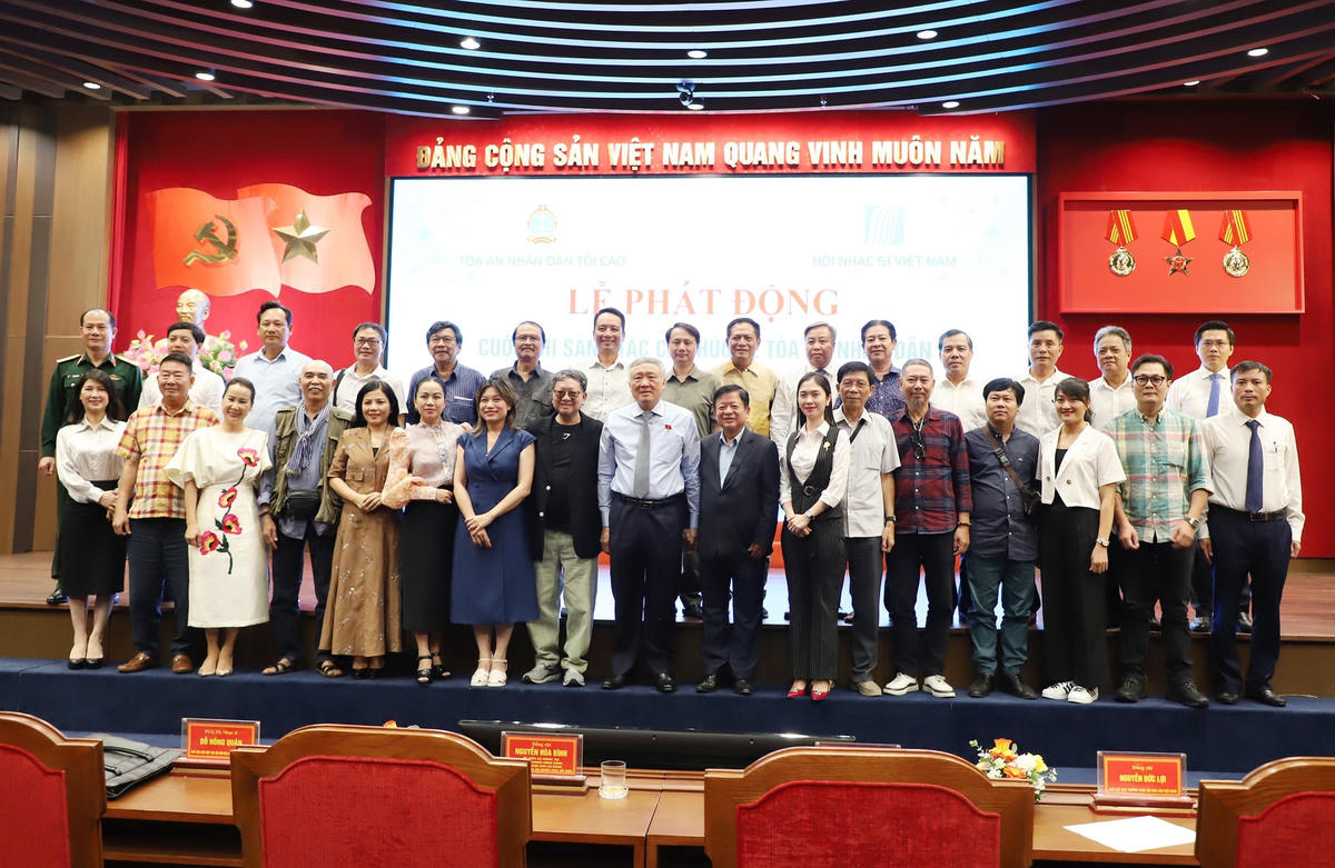 Lãnh đạo, Thẩm phán TAND Tối cao và thủ trưởng các đơn vị thuộc TAND Tối cao chụp ảnh lưu niệm.