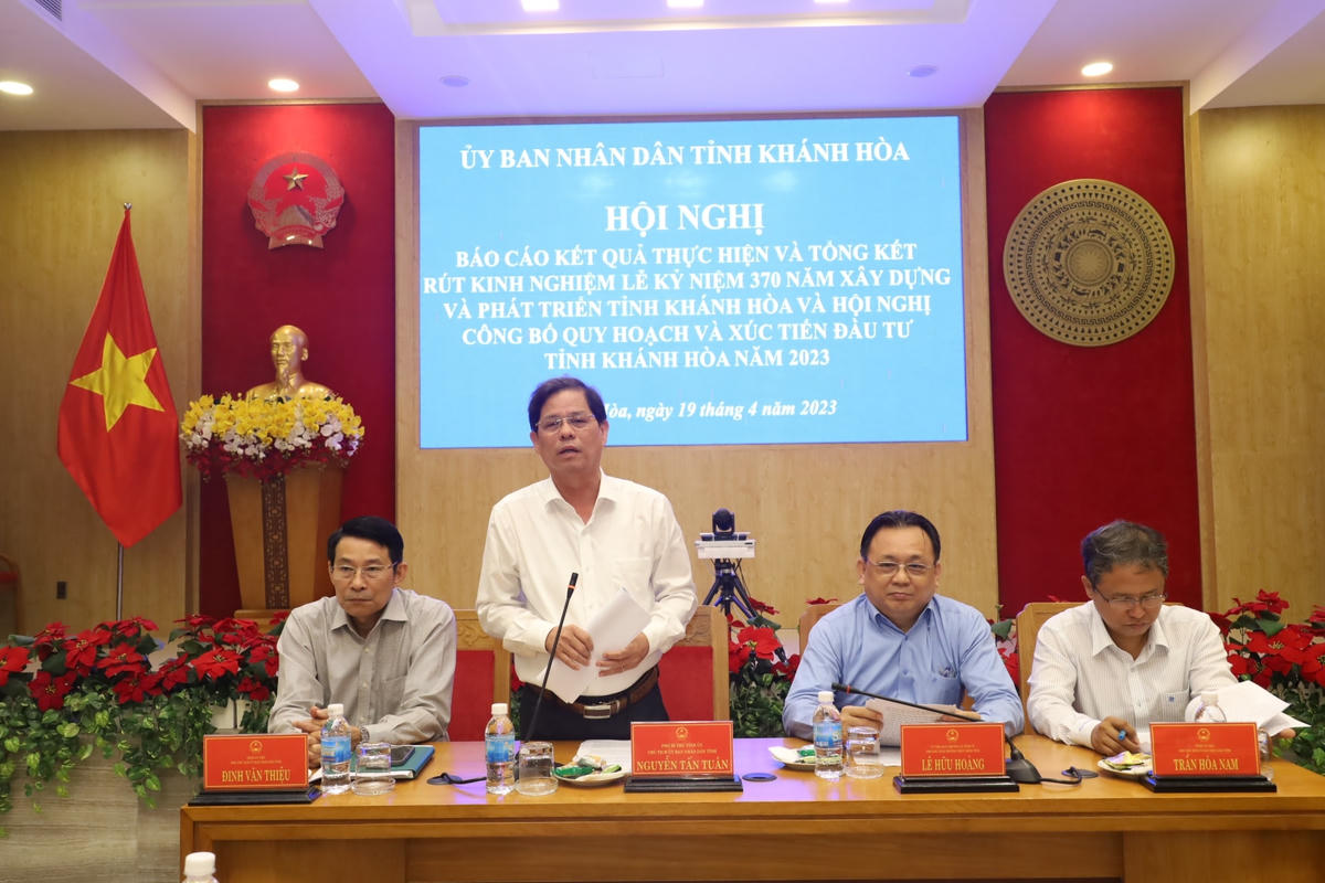  Ông Nguyễn Tấn Tuân, Chủ tịch UBND tỉnh Khánh Hòa  phát biểu tại hội nghị.