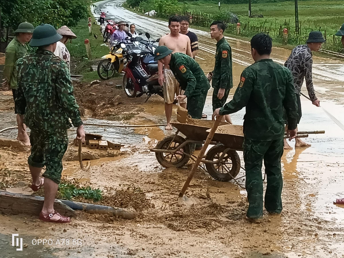 15 cán bộ, chiến sĩ tham gia giúp dân khắc phục sạt lở đất đá, khơi thông dòng nước do mưa lớn gây ra tại làng Khung, xã Thiết Kế, huyện Bá Thước.