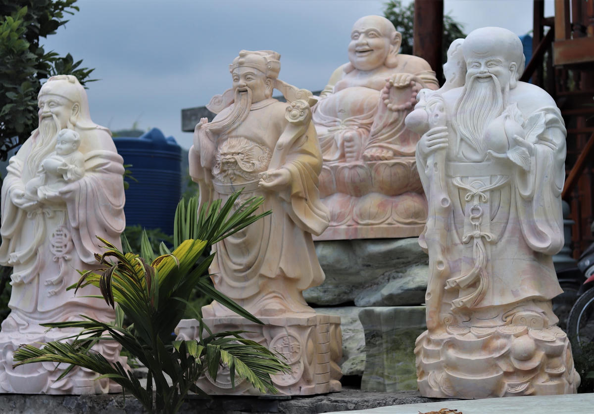 Những tác phẩm tượng đá nghệ thuật được tạo tác từ những đôi bàn tay tài hoa của các nghệ nhân.
